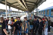 Migranty policisté zadrželi na druhém nástupišti brněnského hlavního nádraží.
