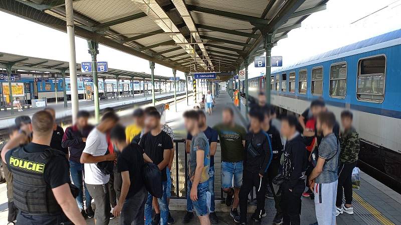 Migranty policisté zadrželi na druhém nástupišti brněnského hlavního nádraží.