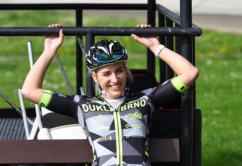 Trénink dráhových cyklistů Dukla Brno na velodromu.