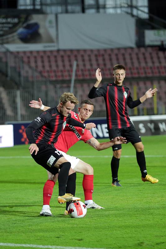 Brněnští fotbalisté (v červeném) zdolali Viktorii Žižkov 2:1 a dostali se do vedení druholigové tabulky.