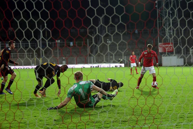 Brněnští fotbalisté (v červeném) remizovali s Varnsdorfem 2:2.