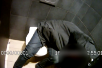 Muž se zamkl na toaletě s cizími doklady a usnul, je podezřelý z trestného činu.