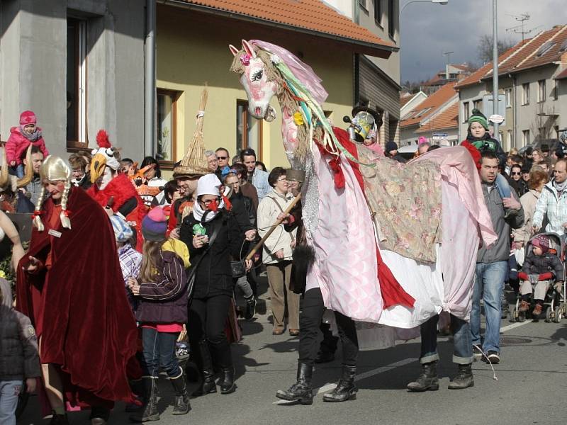 Brněnskou Líšní šel masopustní průvod. Maškary a krojovaní místní přitáhli stovky diváků.