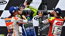 Deštivá Velká cena České republiky. Cal Crutchlow, Valentino Rossi, Marc Márquez.