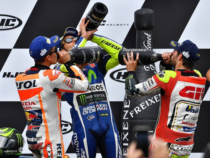 Deštivá Velká cena České republiky. Cal Crutchlow, Valentino Rossi, Marc Márquez.