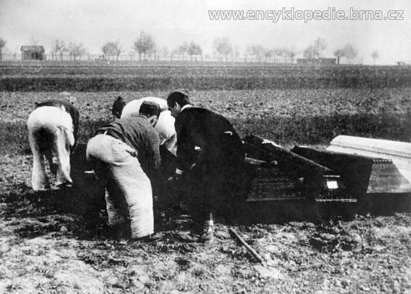 Nouzové pohřbívání mrtvých v Brně-Králově Poli při bojích o Brno (duben 1945). Foto Otakar Rybák.