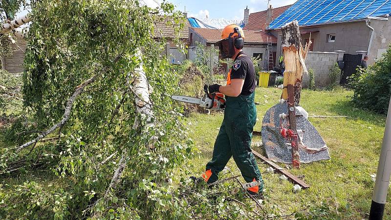 Brněnský strážník Daniel Hrubý pomáhal v Mikulčicích s odstraňováním škod po řádění tornáda.