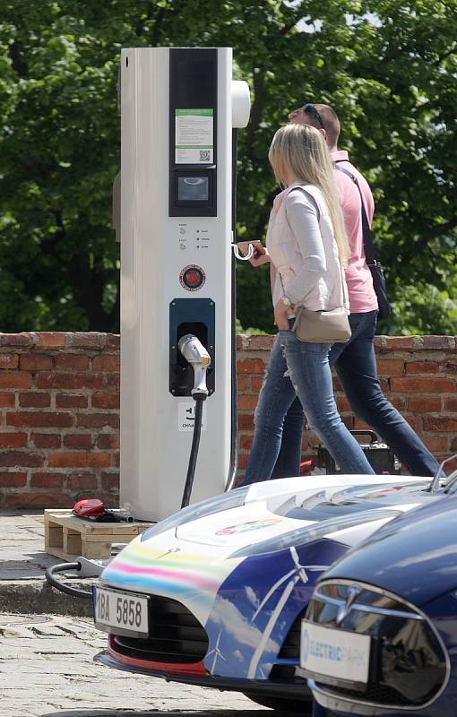 Jezdí po Evropě, aby ukázali jak vypadají a fungují ekologicky šetrná vozidla. Řidiči elektromobilů a zároveň účastníci rallye jízdy po celém kontinentu eTour Europe se v sobotu zastavili na Špilberku. 