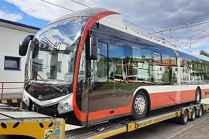 Zaměstnanci komínské vozovny brněnského dopravního podniku si budou sami sestavovat nové trolejbusy Sor TNS 12