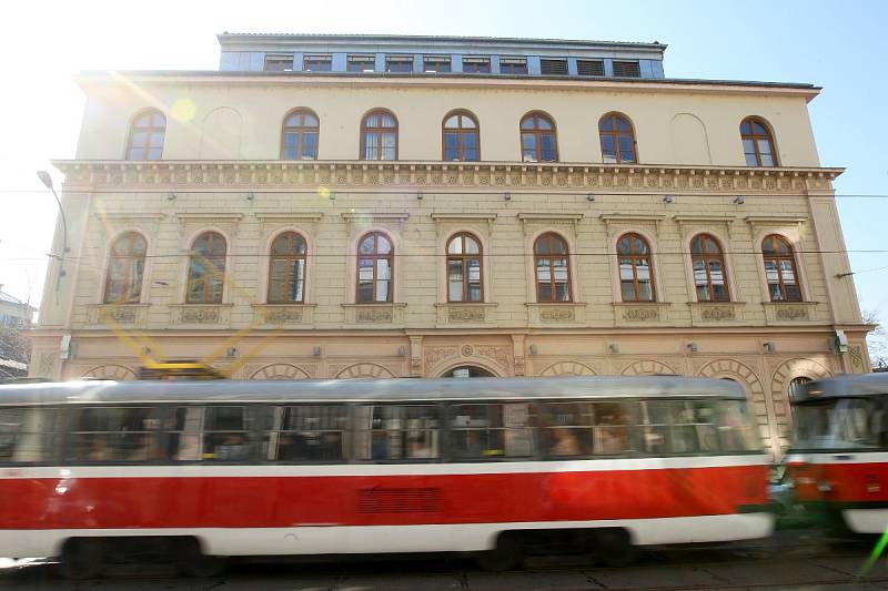 Dům s číslem třiačtyřicet v Hybešově ulici se do paměti Brňanů vryl jako židovská škola. Původně sloužil k pohodlnému bydlení továrníka.