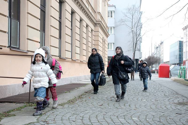 Brněnská základní a mateřská škola ve Staňkově ulici spojuje děti různých národností z víc než třiceti zemí po celém světě.