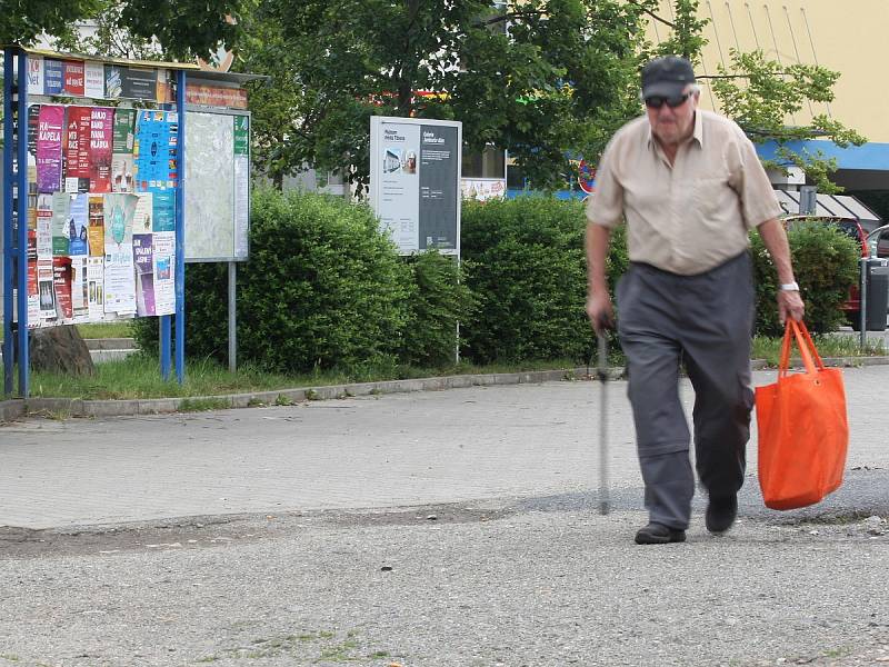 Místo řady laviček jen prázdný chodník. Tak vypadá od minulého týdne prostor před vlakovým nádražím v Tišnově.