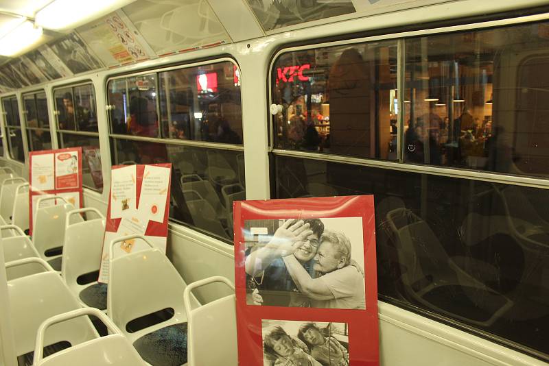 Lidé si prohlédli v tramvaji fotografie ze života pěstounských rodin.