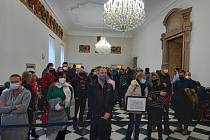 Bezúplatný převod družstevních bytů z města na nájemníky přišly na brněnské zastupitelstvo podpořit desítky lidí.