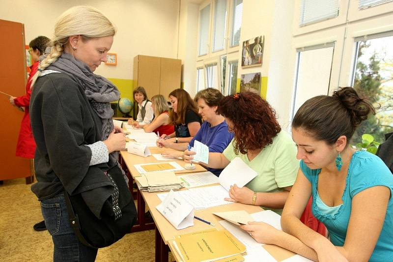 Komplikovanou volbu měla herečka Národního divadla Brno Klára Apolenářová.  