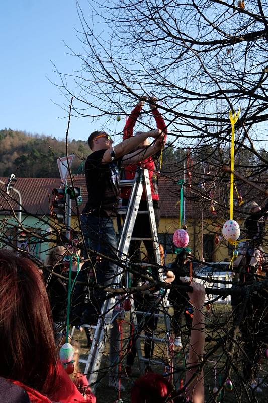 Poslední březnovou sobotu nazdobili lidé v Kuřimi společně velikonoční strom.