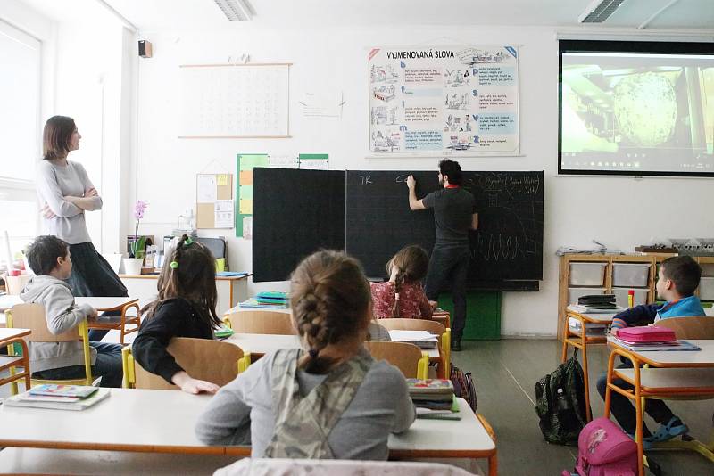 Zahraniční lektoři mají v brněnských školách představovat rozdíly mezi kulturami, přibližovat jejich jazyky a zvyky. Některým rodičům to ale vadí. 