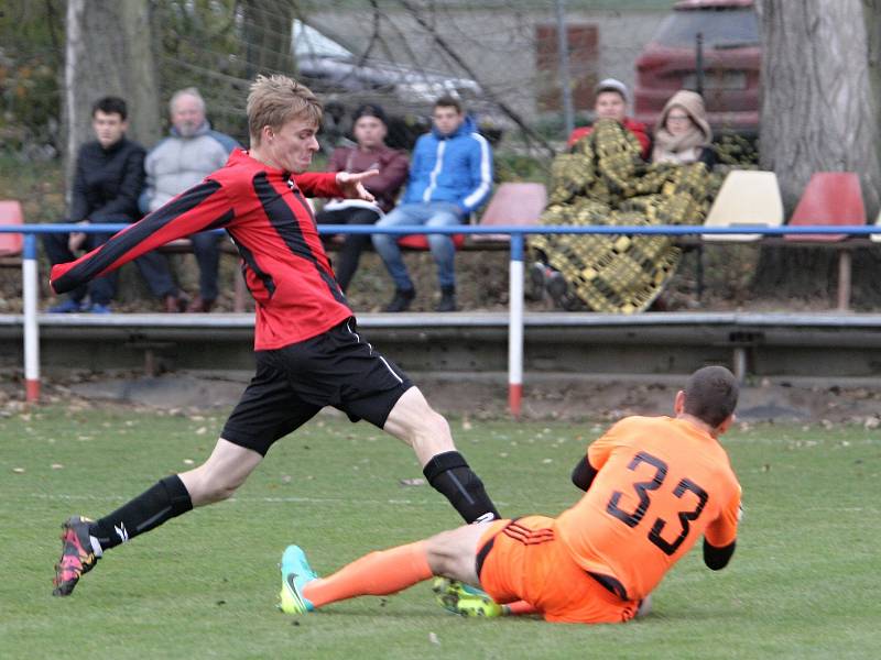 Fotbalisté brněnské Sparty (v červeném) vykročí za záchranou v krajském přeboru z posledního místa.V závěrečném podzimním kole prohráli 1:3 v městském derby v Bosonohách.