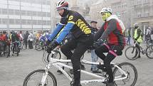 Stovka cyklistů absolvovala v Brně tradiční novoroční vyjížďku, zakončenou závodem k přehradní hrázi.