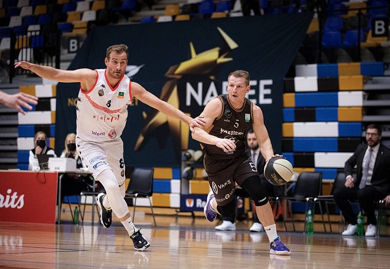 Brněnští basketbalisté (v bílém) vyhráli s lotyšským celkem Valmiera 79:77.