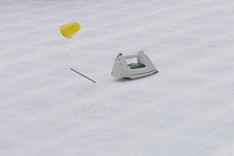 Poslední únorový den se přišli lidé na lední plochu kluziště pod Joštem utkat v žehlingu. Po vzoru curlingu posílali po ledě žehličky.