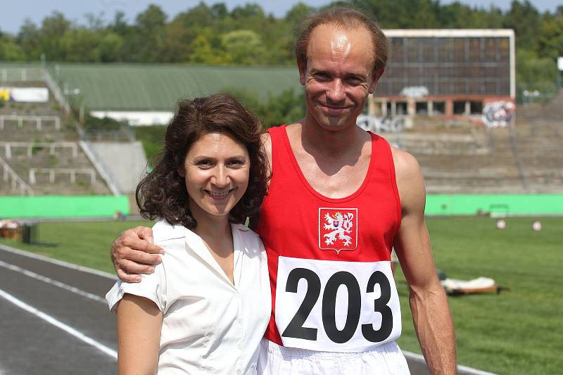 Natáčení filmu Zátopek na fotbalovém stadionu za Lužánkami.