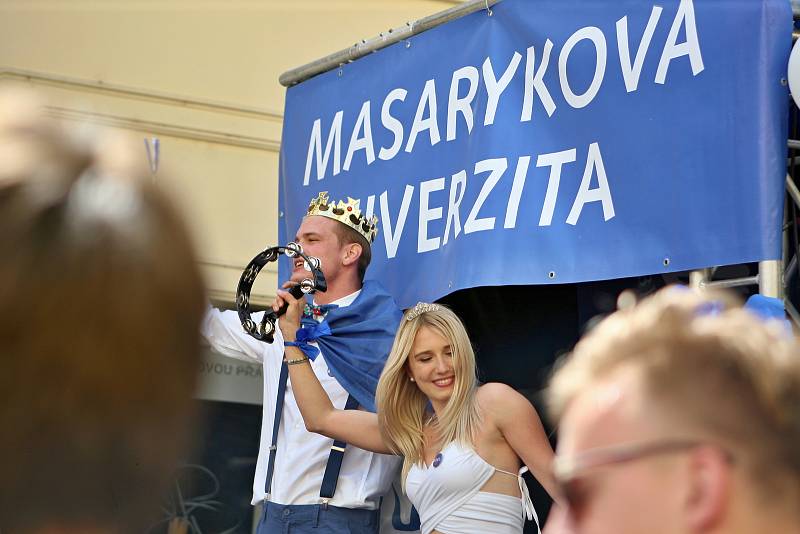 Tisíce studentů se zúčastnily majálesového průvodu z náměstí Svobody na brněnské výstaviště za doprovodu kapel.