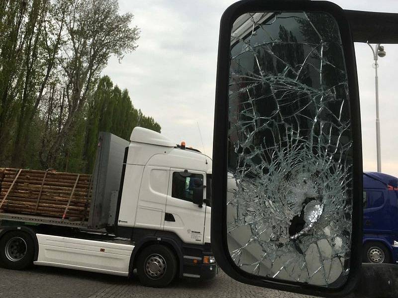 Po hádce s řidičem kamionu muž vytáhl kladivo a rozmlátil zrcátka u náklaďáku.