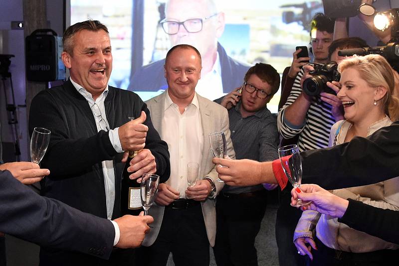 Takto slavilo brněnské ANO (na snímku vlevo dosavadní primátor Petr Vokřál) volební úspěch a vítězství v Brně. Nyní jim zhořkne.