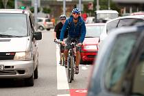 Na silnicích bude nově povinné udržet od cyklistů při předjíždění bezpečný odstup nejméně 1,5 metru. Tam kde je povolena maximální rychlost 30 kilometrů v hodině, bude stačit pouze metrová vzdálenost.