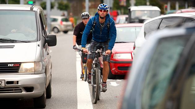 Na silnicích bude nově povinné udržet od cyklistů při předjíždění bezpečný odstup nejméně 1,5 metru. Tam kde je povolena maximální rychlost 30 kilometrů v hodině, bude stačit pouze metrová vzdálenost.