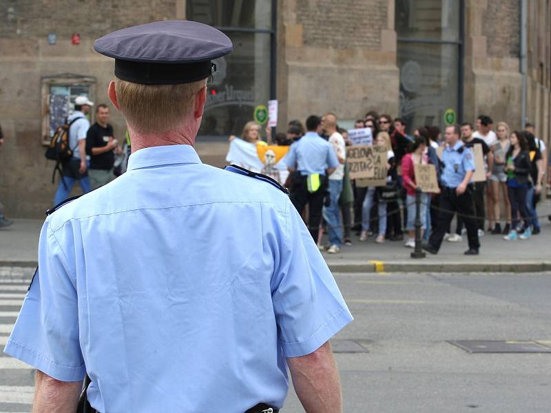 Demonstrace přibližně osmdesáti lidí proti přednášce lovkyně Michaely Fialové na Mendlově univerzitě. V protestech chtějí pokračovat, hovořili také o připravované petici a stížnosti, kterou chtějí adresovat ministerstvu školství.