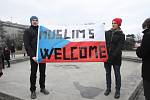 Asi tisícovka lidí v sobotu přišla na Moravské náměstí v Brně na demonstraci proti islámu. Nedaleko svolali vlastní shromážděni zastánci tolerance a náboženské svobody.