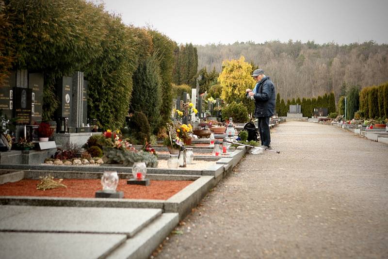 Město letos plně zprovozní hřbitov v Líšni. „Vzniklo zde 413 kopaných hrobů, 285 urnových hrobů, 240 kolumbárních okének a dokončili jsme také toalety. Stavba stála jedenáct milionů korun," uvedl mluvčí brněnského magistrátu Filip Poňuchálek.