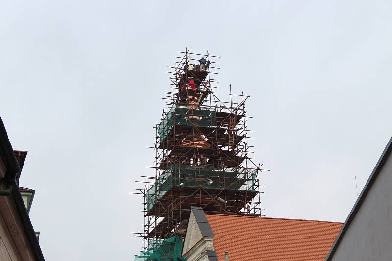 Ve čtvrtek dopoledne uložili pracovníci stavební firmy, která opravuje kostel sv. Josefa, do makovice věže dvě zapečetěné schránky naplněné historickými předměty a dokumenty. Původní schránku se starými unikáty objevili v kostele v Josefské ulici loni.