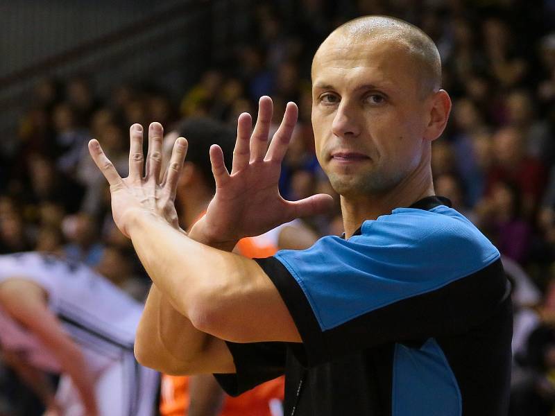 Basketbalový rozhodčí Ivor Matějek.