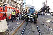 Kolize tramvaje a osobního vozu si vyžádala těžké zranění