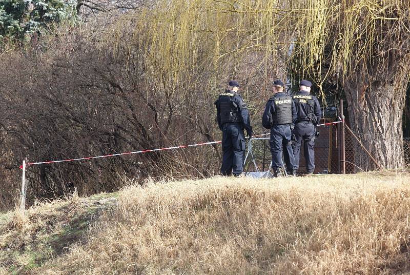 Policisté a hasiči zasahovali u požáru chatky v zahrádkářské kolonii v brněnských Černovicích. Na místě byl nalezen mrtvý muž.