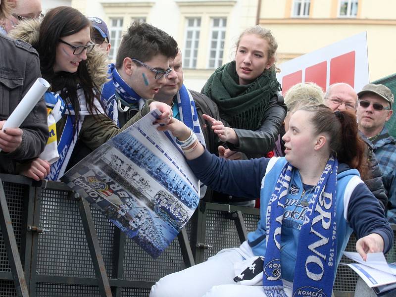  Tisíce fanoušků se znovu sešly před velkoplošnými obrazovkami na brněnském Zelném trhu, aby fandily Kometě ve třetím zápase finálové série hokejové extraligy proti Bílým Tygrům z Liberce.