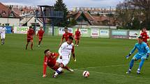 Líšeňští fotbalisté (v bílém) remizovali na domácím hřišti s Chrudimí 0:0.
