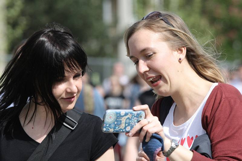 Vystoupení prvních kapel rozeznělo ve čtvrtek hodinu po poledni areál brněnského výstaviště, kde pořadatelé po zbytek dne očekávají až desetitisícovou návštěvu při Brněnském Majálesu.