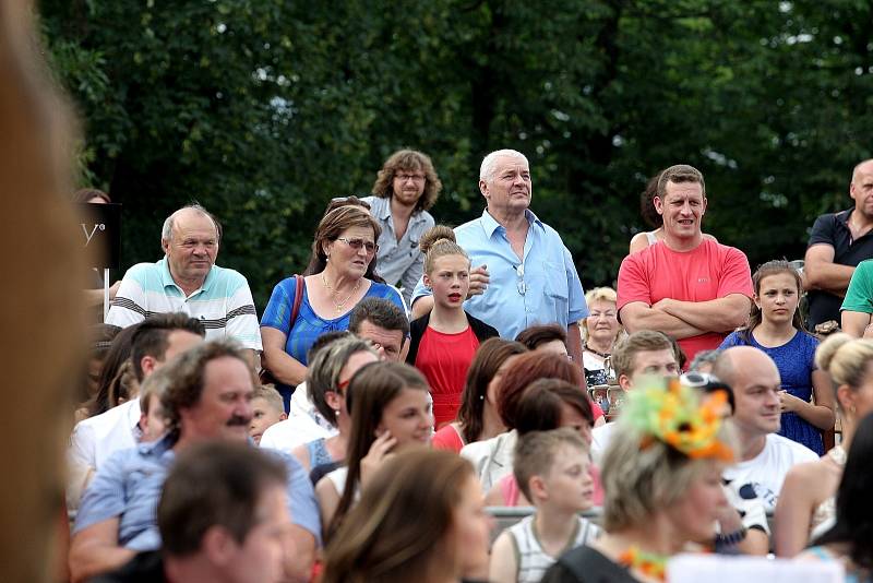 Do pohádkové atmosféry se v sobotu v šest hodin večer ponořil brněnský hrad Špilberk. Za moderátorského doprovodu herce Miroslava Šimůnka se mezi sebou už poosmé utkalo sedm dívek a stejný počet mladých mužů v šarmu. 