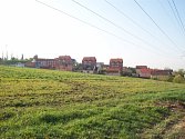 Pole v Černovicích Na Kamenkách, kde se má stavět nové sídliště.
