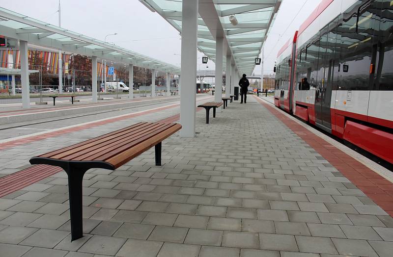 Nová obousměrná tramvaj Škoda 45T. 