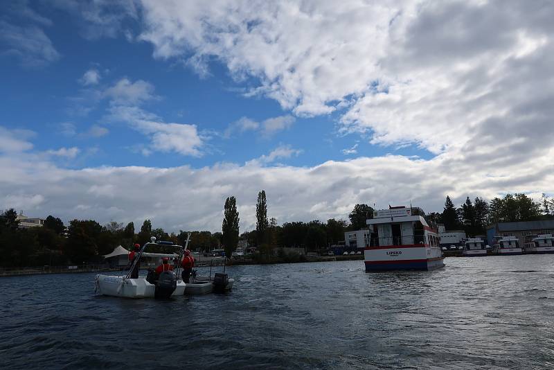 Brněnští strážníci v pondělí cvičili zásah na lodi na hladině Brněnské přehrady.
