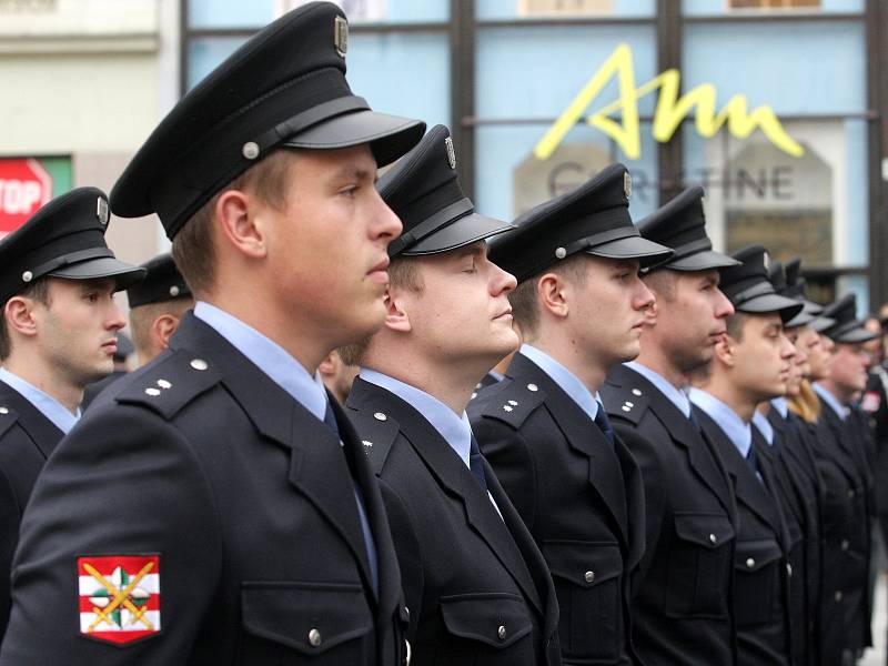 Nové kolegy ve svých řadách slavnostně uvítali jihomoravští policisté. V pátek po poledni složilo na náměstí Svobody v Brně před hosty i svými rodinami služební slib jedenapadesát nových členů.