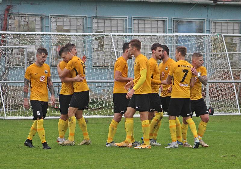 Fotbalisté Slovanu Rosice (ve žlutočerném) doma zdolali Hranice 3:0.