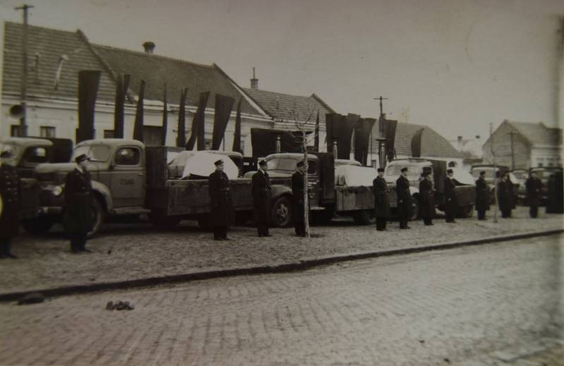 Desítky lidí zemřely při tragédii na železničním přejezdu u Podivína v roce 1950. Srazil se tam rychlík s autobusem.