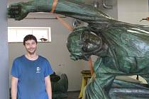 Obrovská bronzová socha se přesunula na generální prohlídku do ateliéru v Buštěhradu u Kladna loni.