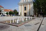 Zpívající fontána zdobí Masarykovo náměstí v Hodoníně od roku 2008. Má tvar vlny, která má symbolizovat řeku Moravu. Kritika Hodoňanů směřuje spíše k vysokým nákladům.